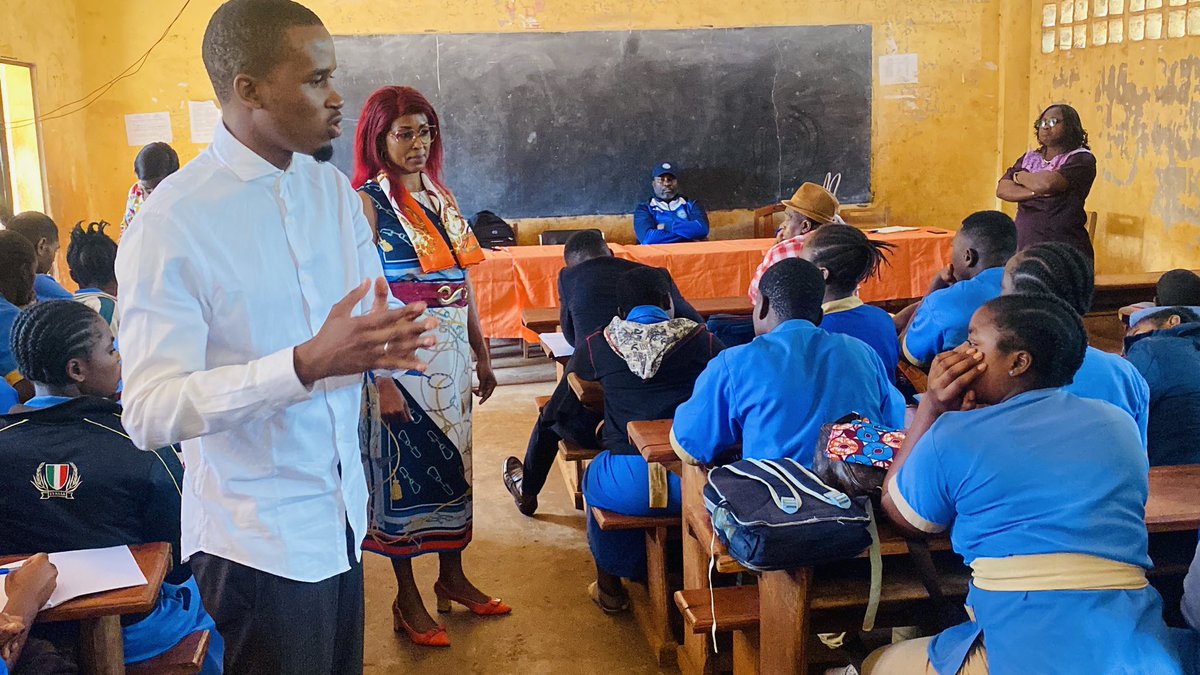 moctar_tize's tweet photo. Auprès de la jeunesse de la région de l’ouest Cameroun 🇨🇲 
Grâce à l’initiative de @10000codeurs et avec l’appui du Président de la région de l’ouest Cameroun nous avons fait le déplacement dans la région de l’ouest pour présenter l’opportunité passeport #numerique https://t.co/JC9SHkMs1t