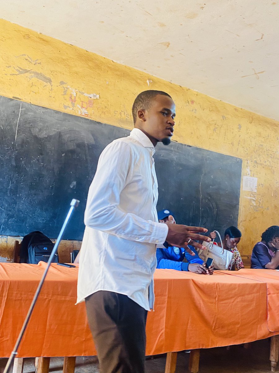 moctar_tize's tweet photo. Auprès de la jeunesse de la région de l’ouest Cameroun 🇨🇲 
Grâce à l’initiative de @10000codeurs et avec l’appui du Président de la région de l’ouest Cameroun nous avons fait le déplacement dans la région de l’ouest pour présenter l’opportunité passeport #numerique https://t.co/JC9SHkMs1t
