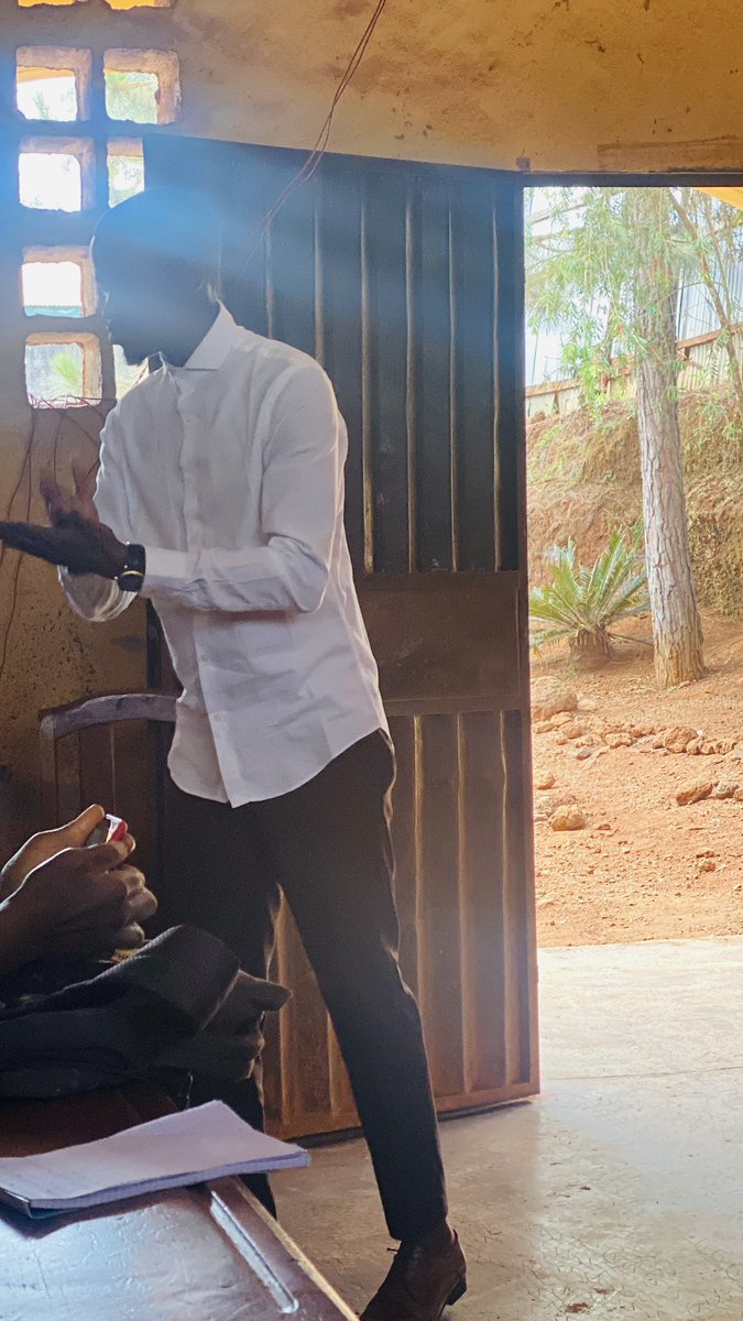 moctar_tize's tweet photo. Auprès de la jeunesse de la région de l’ouest Cameroun 🇨🇲 
Grâce à l’initiative de @10000codeurs et avec l’appui du Président de la région de l’ouest Cameroun nous avons fait le déplacement dans la région de l’ouest pour présenter l’opportunité passeport #numerique https://t.co/JC9SHkMs1t