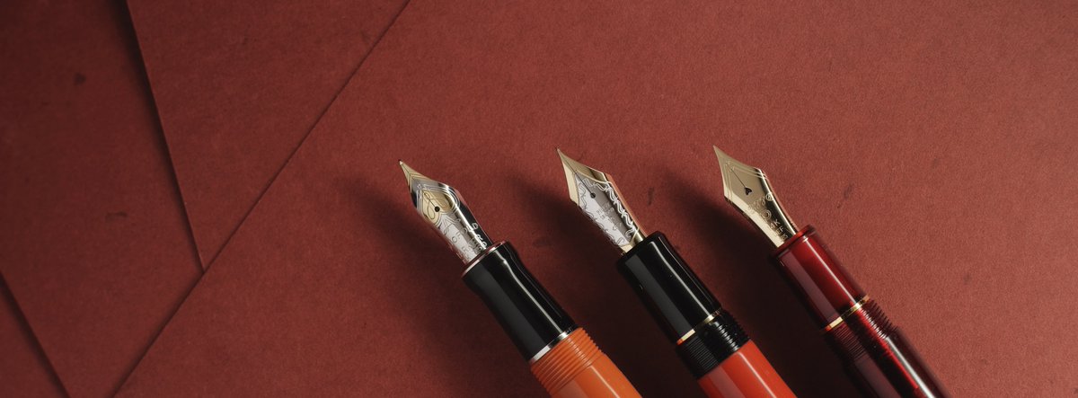 charthye's tweet photo. BIG RED vs VERMILION vs BORDEAUX 
@ParkerPens 
#パイロット 
#プラチナ万年筆 
#万年筆 
#fountainpen 
#文房具 
#urushi 
#duofold 
#pen 
#オールドレンズ
#GFX https://t.co/ZZhK73hxtu