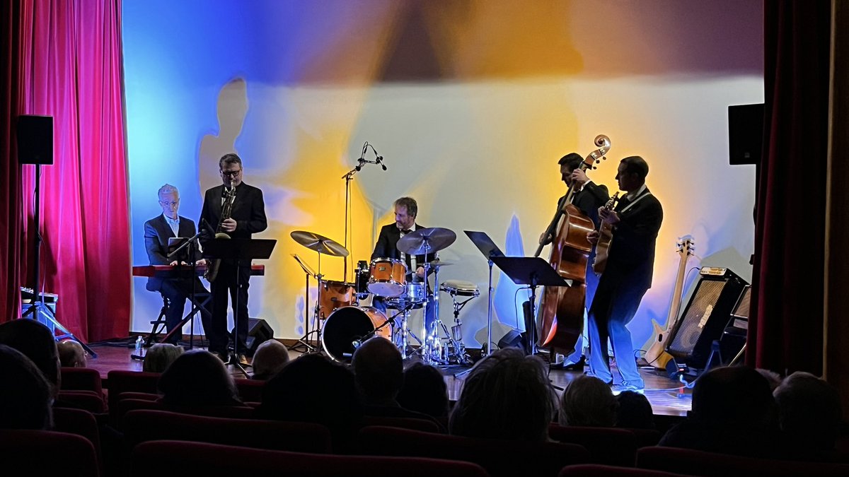 VisitStNazaire's tweet photo. La magie des fêtes 🌟 opère aussi à #EscalAtlantic 🚢 où nos passagers de la soirée découvrent des collections exceptionnelles du #PaquebotFrance et profitent d’un cocktail 🍸 suivi d’un concert 🎶 au son des années 1960. https://t.co/1lzlhhU3pA