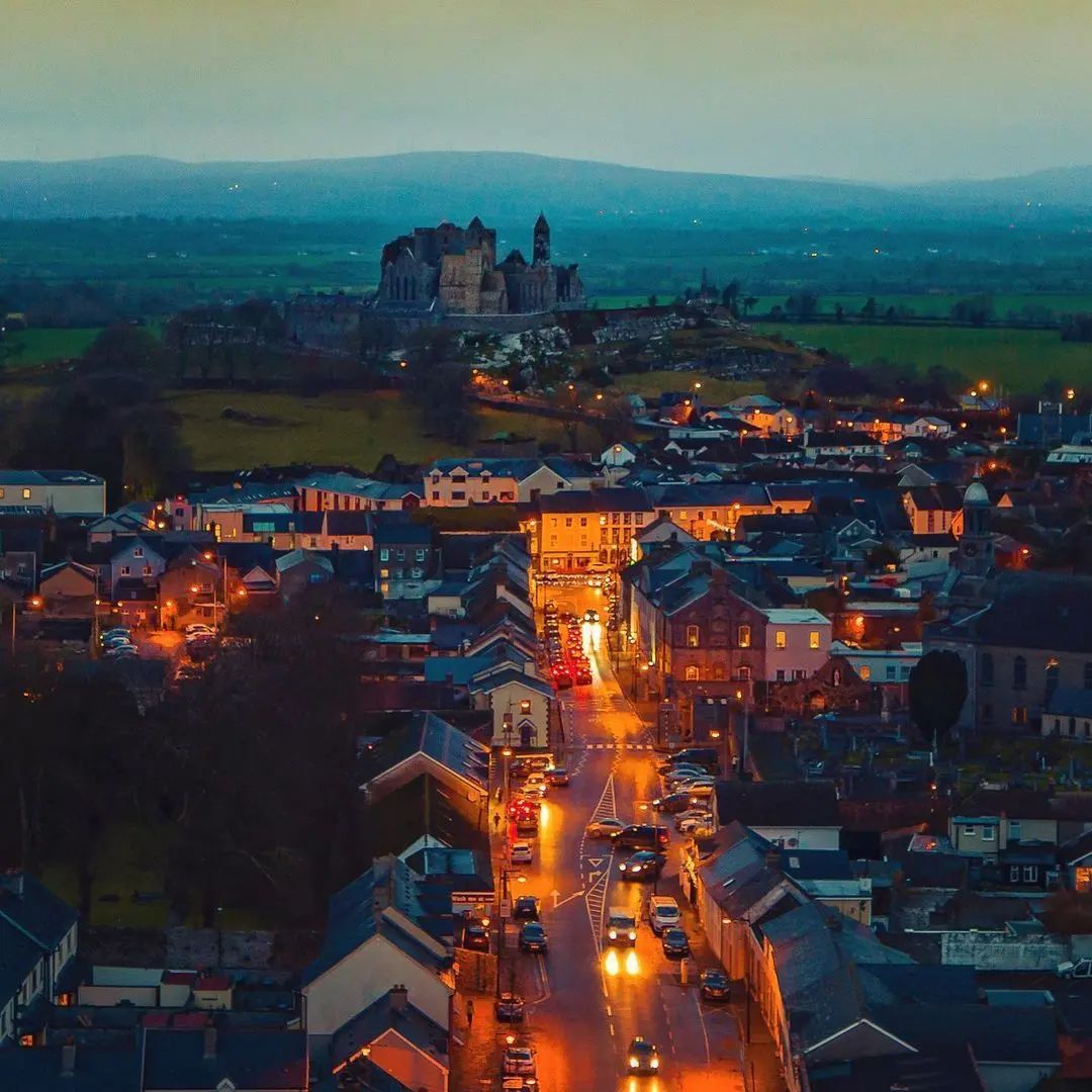 EnjoyLangGdlSur's tweet photo. 📌 The Rock of Cashel
📸 @aerial.ie
#casheltipperary #cashel #ireland #droneoftheday https://t.co/Uj2Dmm5pZa