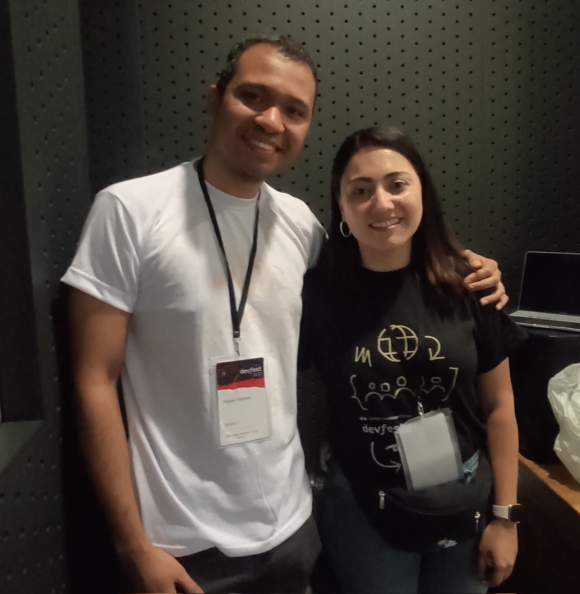 Mteheran's tweet photo. Gran experiencia en #DevFestMed22 gracias a @darkinss @vanessamarely por la organización, pude conocer a @DezkaReid y @NathalyAlarconT https://t.co/d0uXmbev6H
