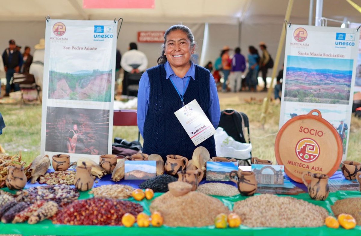 KarinaBaronO's tweet photo. Hoy, el Gobernador @salomonj presentó el Programa “Alimento Seguro, Bienestar Familiar” del @GobOax; con el objetivo de impulsar a familias campesinas para producir su propio maíz, frijol, hortalizas, árboles frutales y aves de traspatio. 

#UnPuebloTransformandoSuHistoria https://t.co/Co2pmlwVfI
