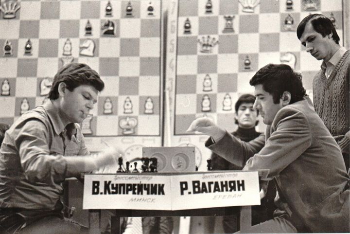 Kupreichik-Vaganian, Yerevan Zonal, 1982.
In diag. 1, Black played 30...Qc6. Annotating this game in vol. 33 of @Chess_Informant, the Armenian GM pointed out the fine variation 30...b5! 31.Nh5+ Kg7 32.Nxf6 Ra1+ 33.Kb3 (diag. 2) Ra3+!!, mating.
(📷via <a href="/chesspro_ru/">ChessPro</a>.) #chess