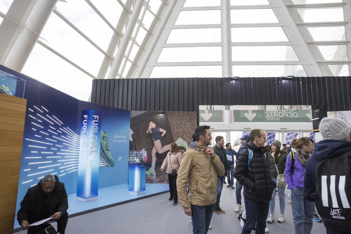 newbalanceES's tweet photo. 🤩 ¡Así ha sido el día de hoy!

Os dejamos algunas imágenes de nuestro stand en la feria del corredor del @maratonvalencia 👟

Tic tac... ¡Solo faltan unas horas! 💥

#42KValencia https://t.co/XiDVrxq748