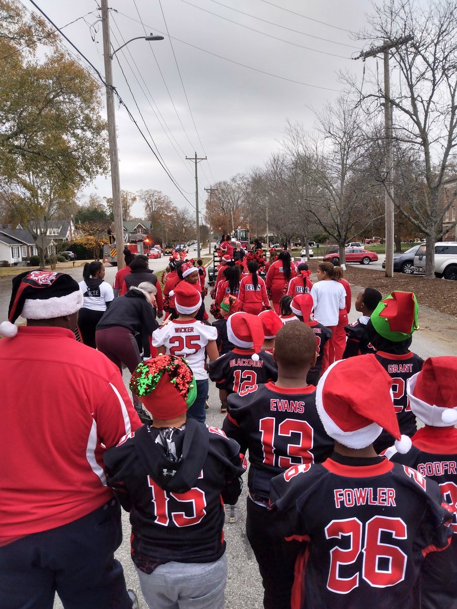 Little_Devils17's tweet photo. Great time in the Christmas parade for our players and cheerleaders!

The cheerleaders sounded great!

#clintonlittledevils https://t.co/tDLLVtUrUn