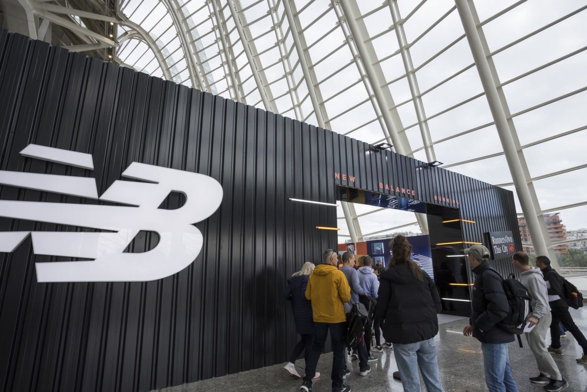 newbalanceES's tweet photo. 🤩 ¡Así ha sido el día de hoy!

Os dejamos algunas imágenes de nuestro stand en la feria del corredor del @maratonvalencia 👟

Tic tac... ¡Solo faltan unas horas! 💥

#42KValencia https://t.co/XiDVrxq748