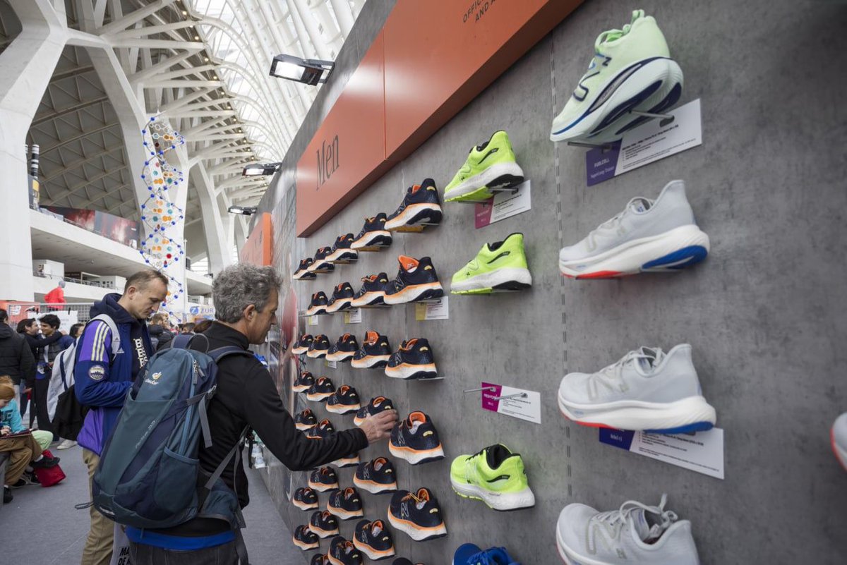 newbalanceES's tweet photo. 🤩 ¡Así ha sido el día de hoy!

Os dejamos algunas imágenes de nuestro stand en la feria del corredor del @maratonvalencia 👟

Tic tac... ¡Solo faltan unas horas! 💥

#42KValencia https://t.co/XiDVrxq748