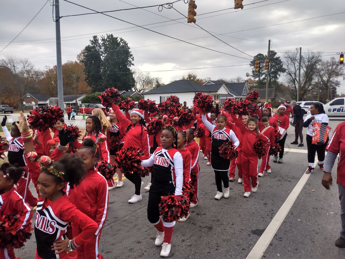 Little_Devils17's tweet photo. Great time in the Christmas parade for our players and cheerleaders!

The cheerleaders sounded great!

#clintonlittledevils https://t.co/tDLLVtUrUn