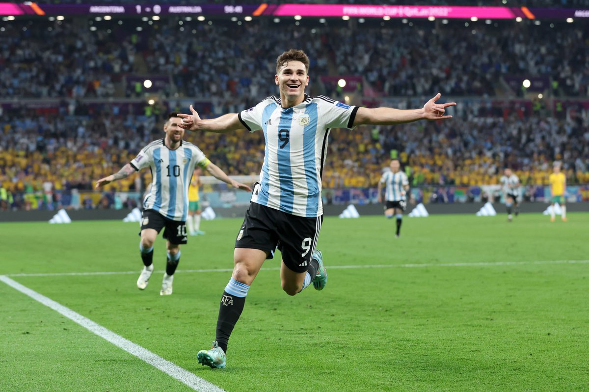 UNO650AM_'s tweet photo. ⚽️ La Selección Argentina 🇦🇷 avanzó a cuartos de final del Mundial #Qatar2022, tras vencer a Australia 🇦🇺

#ARG 2 🆚️ 1 #AUS

📸 @fifaworldcup_es 

#DeportesUno https://t.co/A1Z66bm3yq