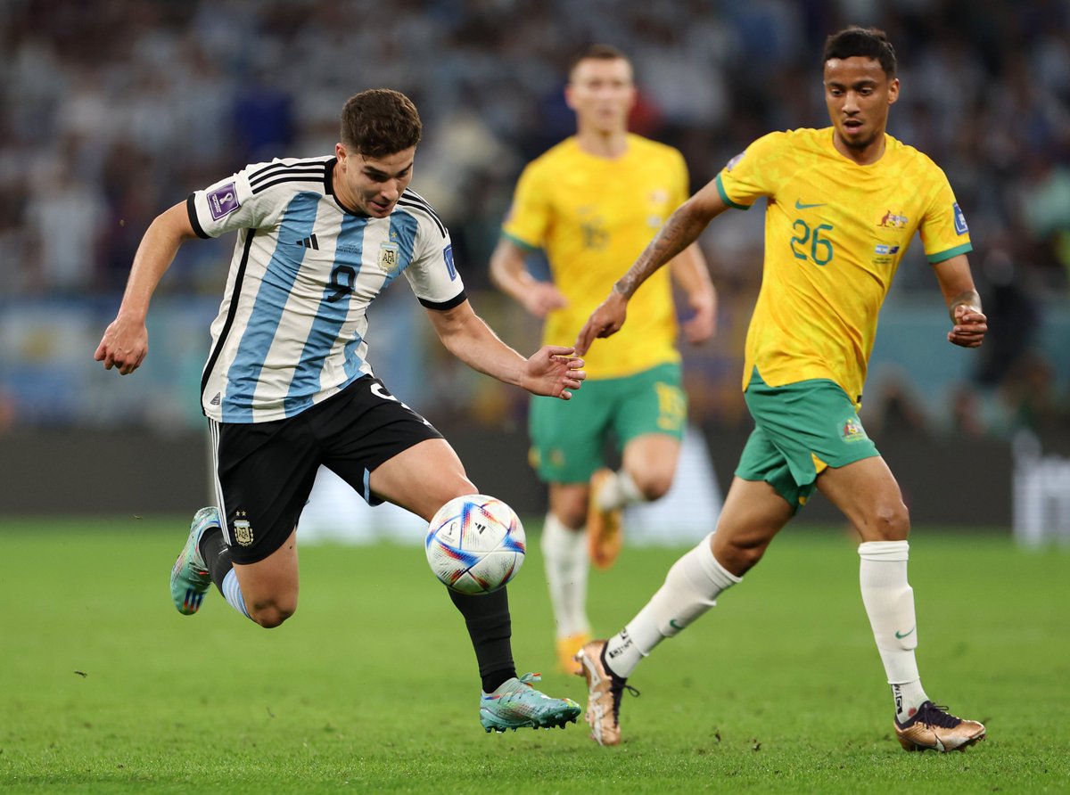 UNO650AM_'s tweet photo. ⚽️ La Selección Argentina 🇦🇷 avanzó a cuartos de final del Mundial #Qatar2022, tras vencer a Australia 🇦🇺

#ARG 2 🆚️ 1 #AUS

📸 @fifaworldcup_es 

#DeportesUno https://t.co/A1Z66bm3yq