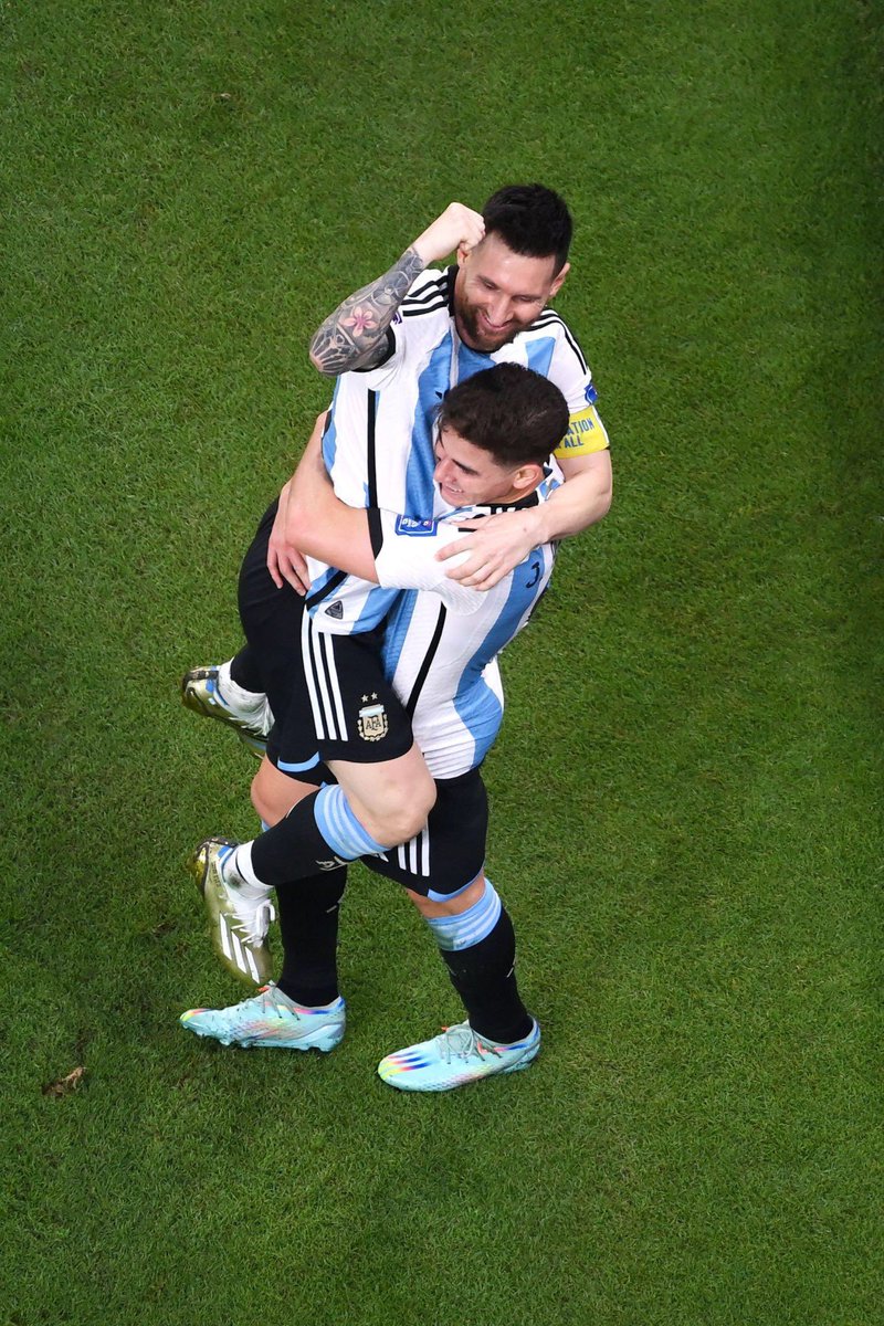 Messismo10's tweet photo. EL MUNDIAL ES UN TRABAJO FINO. HILO POR HILO. https://t.co/wJ3JoH55CB