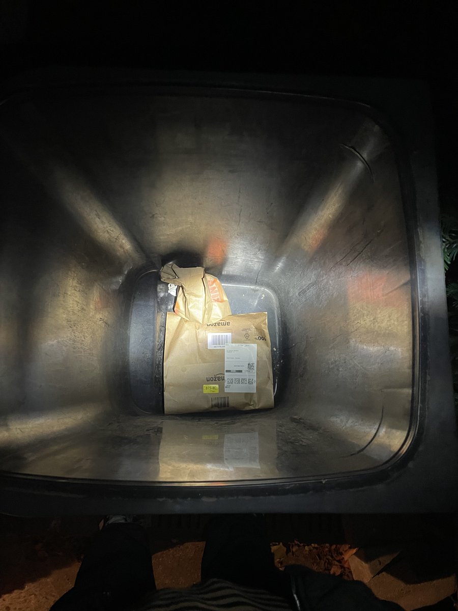 Wenn #Amazon liefert und man nicht zuhause ist: Das Paket wurde in der gelben Tonne abgeliefert. Der Zusteller hat noch gleich sein Burger King Abfall mit geliefert.