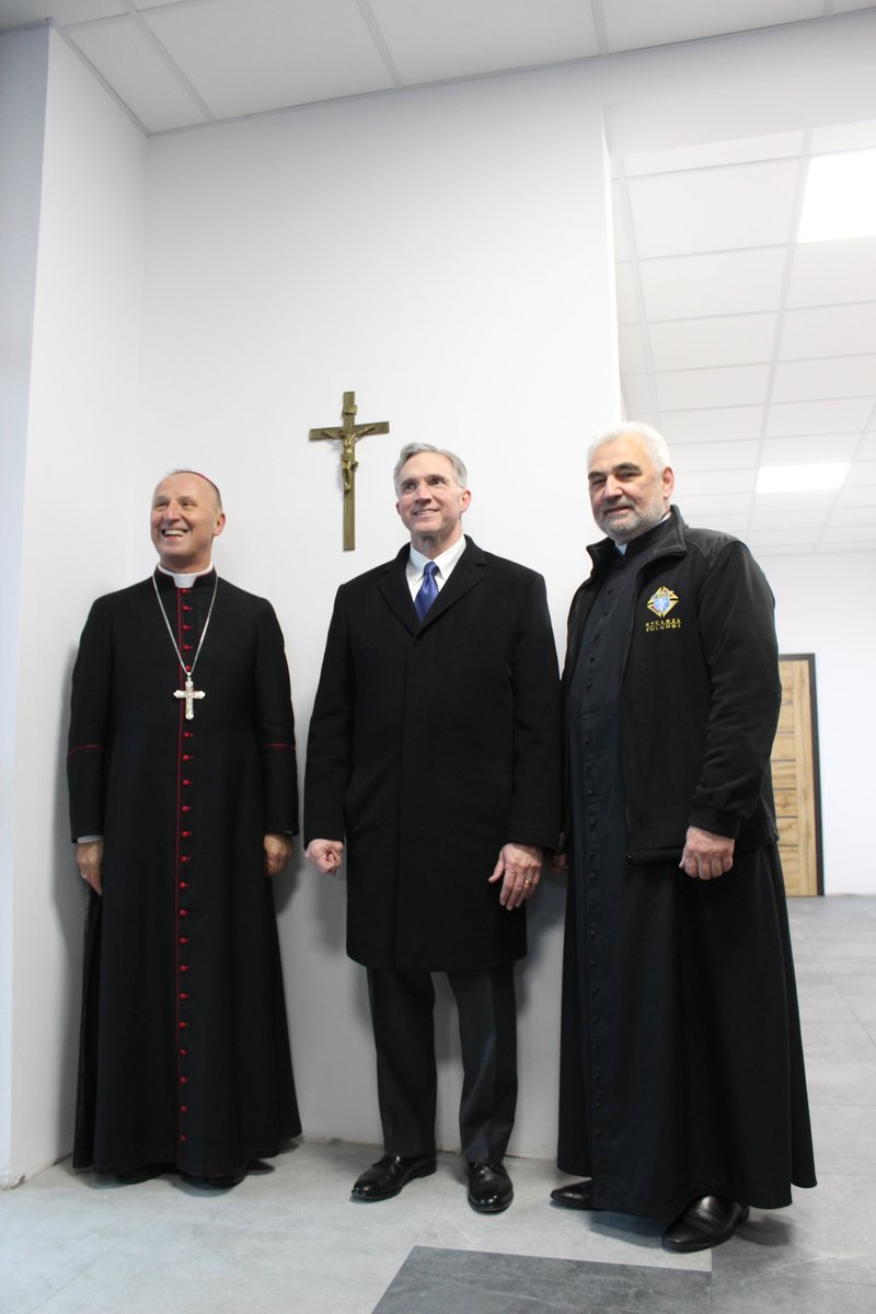 RycerzeKolumba's tweet photo. 02.12. Najwyższy Rycerz P. Kelly uczestniczył w uroczystym otwarciu Domu Miłosierdzia im. @KsMcGivney w Radomiu, gdzie działają #RycerzeKolumba @Rada14004. Podczas wizyty NR rozdał kurtki dziciom z Ukrainy w ramach akcji "„Podaruj dzieciom kurtki na zimę”.
@KofC @FatherMcGivney https://t.co/io2TsCxG6r