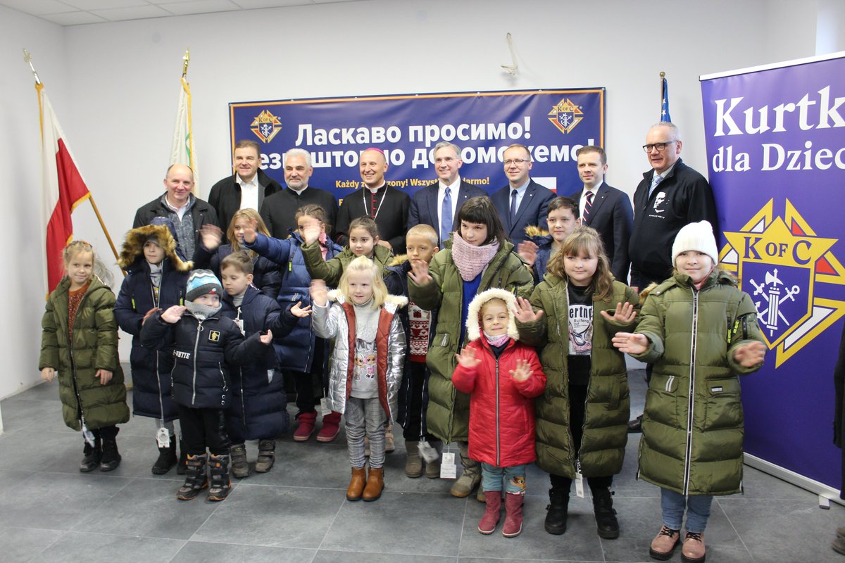 RycerzeKolumba's tweet photo. 02.12. Najwyższy Rycerz P. Kelly uczestniczył w uroczystym otwarciu Domu Miłosierdzia im. @KsMcGivney w Radomiu, gdzie działają #RycerzeKolumba @Rada14004. Podczas wizyty NR rozdał kurtki dziciom z Ukrainy w ramach akcji "„Podaruj dzieciom kurtki na zimę”.
@KofC @FatherMcGivney https://t.co/io2TsCxG6r