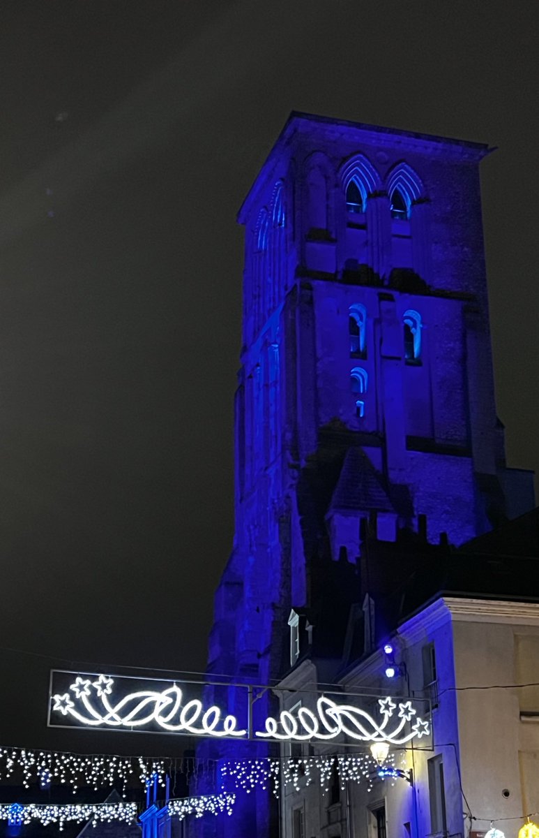 celine_oudry's tweet photo. ❄️ Samedi soir glacial à #Tours.
#VieuxTours #PlacePlumereau #PlaceDuMonstre #XavierVeilhan #TourCharlemagne https://t.co/on3rtD64qO