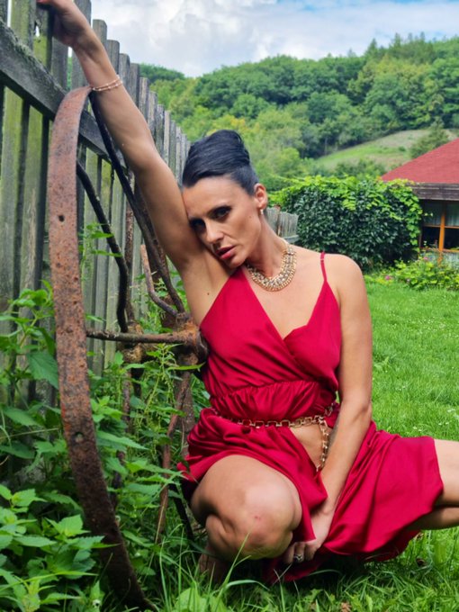 Don’t forget to wish my amazing mom and beautiful soul a happy birthday. 🎂 @BrittanyBardot1 💞 https://t