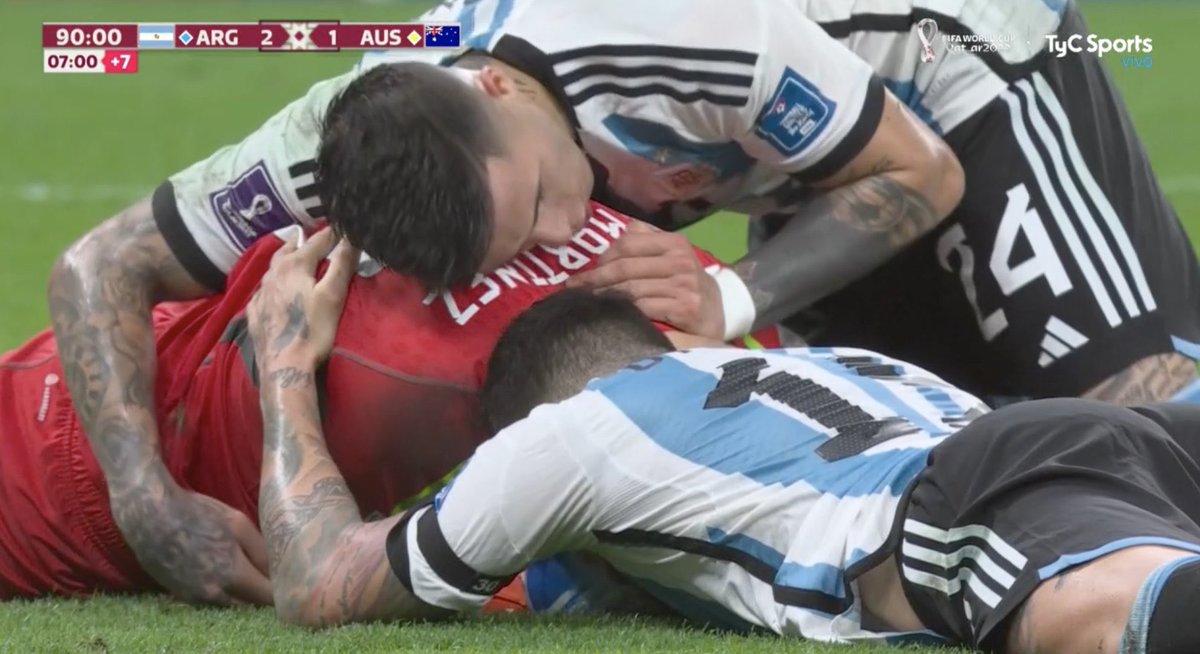 FranColapinto's tweet photo. Te abrazo todo el país Dibu.. 🇦🇷 https://t.co/D2S4kq5BU0