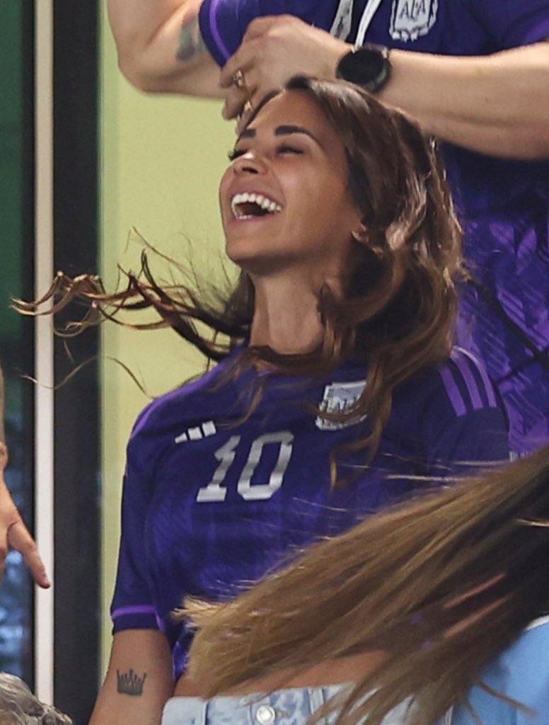 sasonena's tweet photo. antonella al ver el gol de messi EL VERDADERO QUE MUJER https://t.co/962QIZfytI
