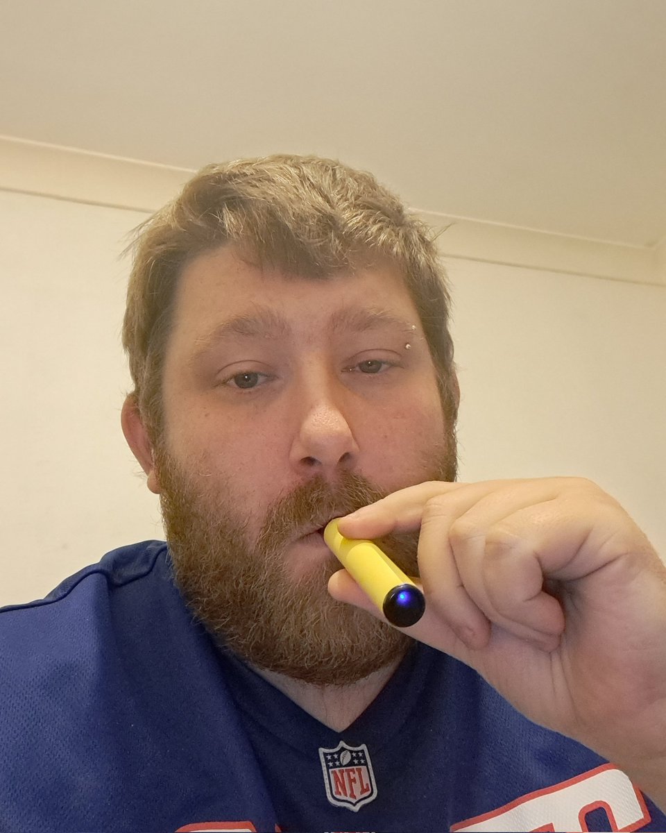 JasonVo85224707's tweet photo. Me trying out my new banana flavour vape its really nice https://t.co/9c8AKJIwLu