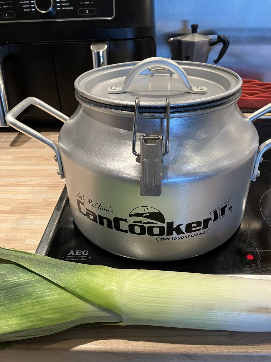 lee41325212's tweet photo. @jayclark0106 You need one of these, a cross between a pressure cooker and slow cooker, use it on the stove or barbecue or fire 😉 https://t.co/g7qg6FeV1Q