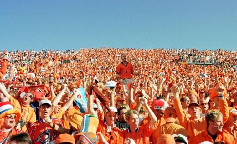 In een van de laatste plaatsen was Nederland-Argentinië in 1998 zo’n ontzettend mooie Zuid-Franse zomerdag. Die lucht. Dat licht. Die zon. Die schaduwen. 
Een draadje.