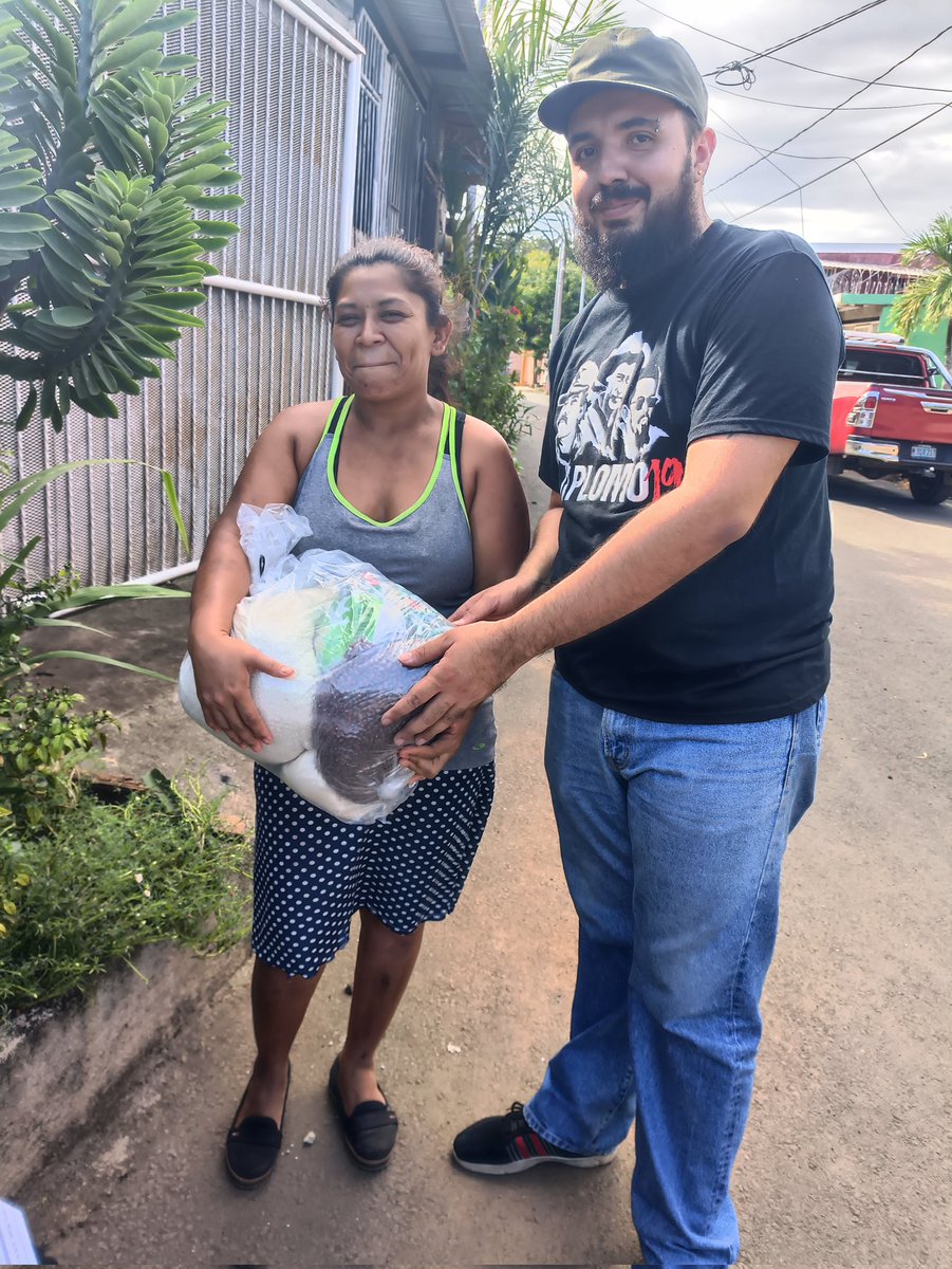 DefensadelFSLN's tweet photo. Y aquí seguimos, la misión es entregar todos los paquetes a los protagonistas.
#DiciembreAlegriasFamiliares
#TropaSandinista seguimos #EnDefensadelFSLN ✌️🔴⚫💪🇳🇮 https://t.co/4QEfSGxUVJ