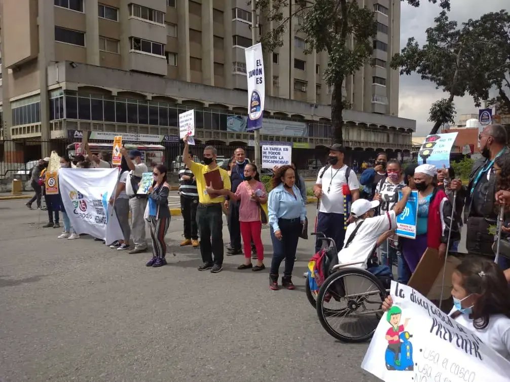 MOSUPDIS22's tweet photo. Gran despliegue nacional del @MOSUPDIS22 junto al gobierno nacional en conmemoración del Día Internacional de las personas con Discapacidad #Conapdis #Mjgh #Mosupdis #SistemadeMisiones @NicolasMaduro @sramirez_fp @pestana_jl @mjgh_carabobo https://t.co/Yksrq6a9N9