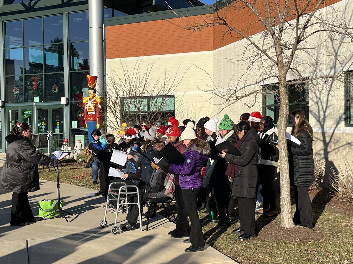 jendaly12's tweet photo. Kicking off the Christmas season with the CMS singing panthers at the Dickens Christmas! 🎄🎄🎄@MrsBanosCruz #beevergreen https://t.co/7cifcOuX2R