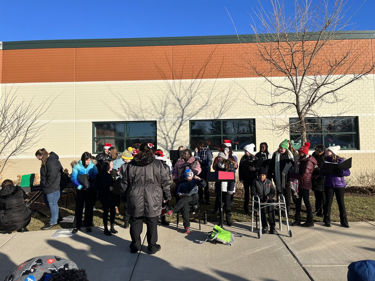 jendaly12's tweet photo. Kicking off the Christmas season with the CMS singing panthers at the Dickens Christmas! 🎄🎄🎄@MrsBanosCruz #beevergreen https://t.co/7cifcOuX2R