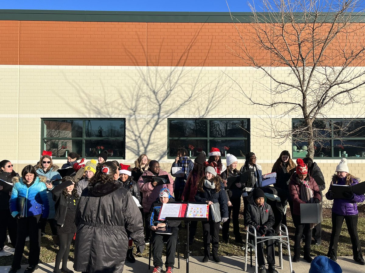 jendaly12's tweet photo. Kicking off the Christmas season with the CMS singing panthers at the Dickens Christmas! 🎄🎄🎄@MrsBanosCruz #beevergreen https://t.co/7cifcOuX2R