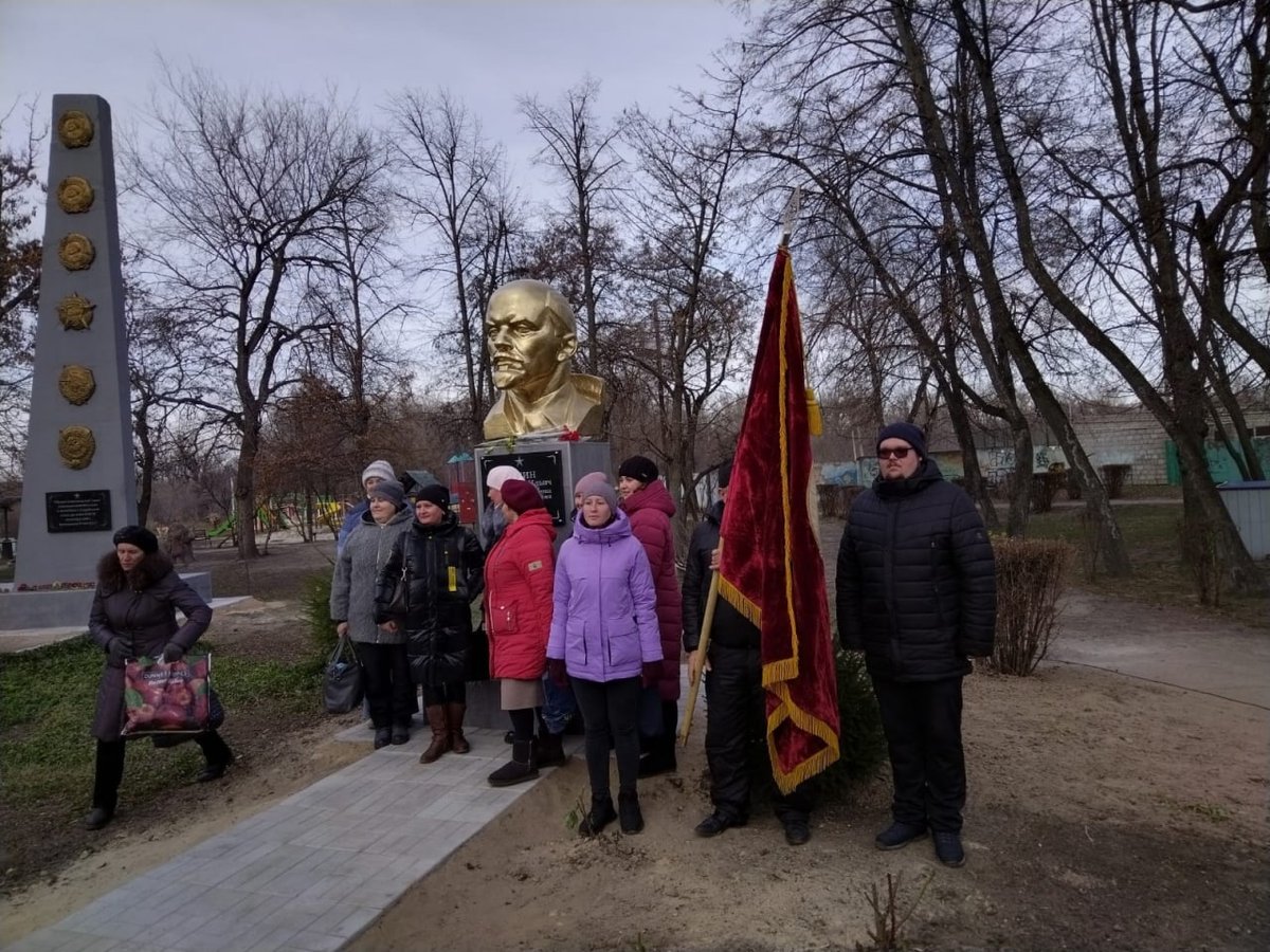 NewsFromDonbass's tweet image. A bust of Lenin was reinstalled in the liberated district center of Starobelsk (LPR)

#Russia #Donbass