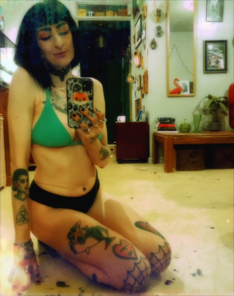 MMayhem69's tweet photo. Hope everyone is having a good weekend….How is it December already?! 
I’ve got some Christmas content coming soon…🎄😈
Subscribe to my o.Fs for $6.66 a month to see me uncensored….treat yourself this holiday!
Link in the comments.⬇️⬇️⬇️
#nsfw #onlyfans #alternative https://t.co/wzgj1yh63f