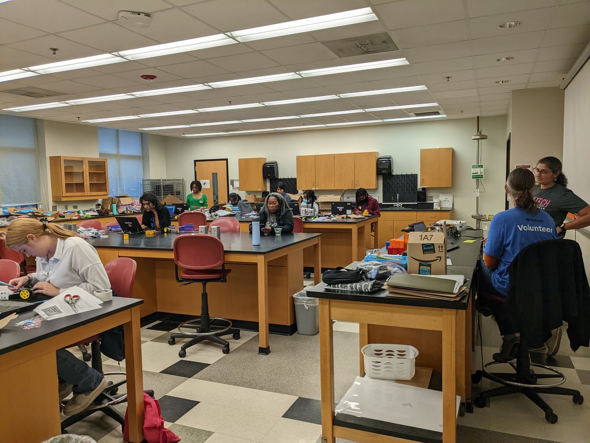 ChickTechRDU's tweet image. Chicktech RDU STEM weekend 2022 At Meredith College #MeredithStemCollege Robotics Workshop. Thanks to #NetApps for sponsoring this workshop. Register students for this year long program chicktech.org/for-students/h…