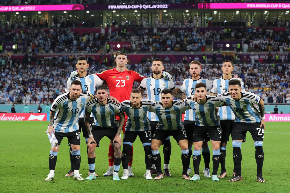 fifaworldcup_es's tweet photo. 11 en la cancha 🏟️
45 millones alentando 🇦🇷 https://t.co/hQh8dYEgBv