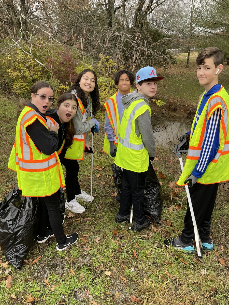 BetaRsms's tweet photo. @TownofSmyrnaTN annual stream cleanup. @RSMSKNIGHTS @nationalbeta @rucoschools https://t.co/A5DN8O6w43