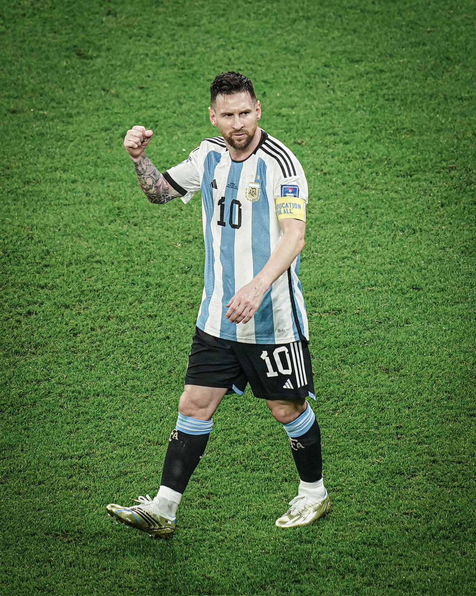 Messi: Xem bức ảnh của siêu sao bóng đá Lionel Messi và cảm nhận sự khéo léo, tài năng và sức mạnh của anh ấy trên sân cỏ. Bức ảnh chắc chắn sẽ khiến bạn trầm trồ về chân sút huyền thoại này và đem lại nhiều cảm hứng cho những ai yêu bóng đá.