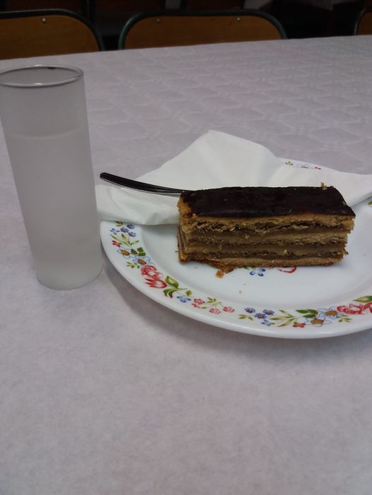Péché mignon : pâtisserie "Gerbaud" et un verre d'eau-de-vie d'abricot typiquement hongrois cet après-midi au Marché de Noël hongrois. Miam ... 😋