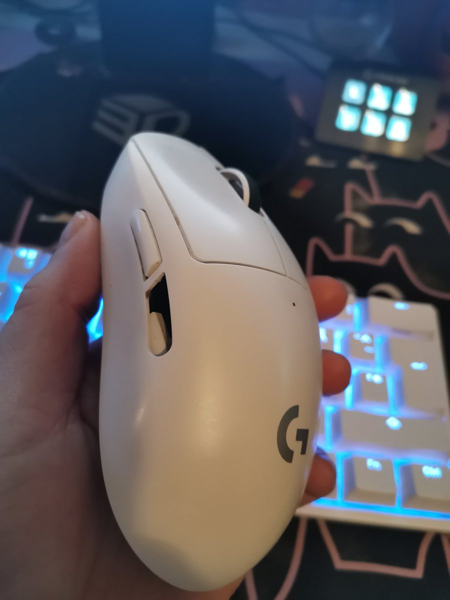 DepressedFinntv's tweet photo. After 2,5 years my fav button broke. It served me well, I cry 🥺 #bestmouse #logitech #logitechproxsuperlight https://t.co/Yd3pNnVReT