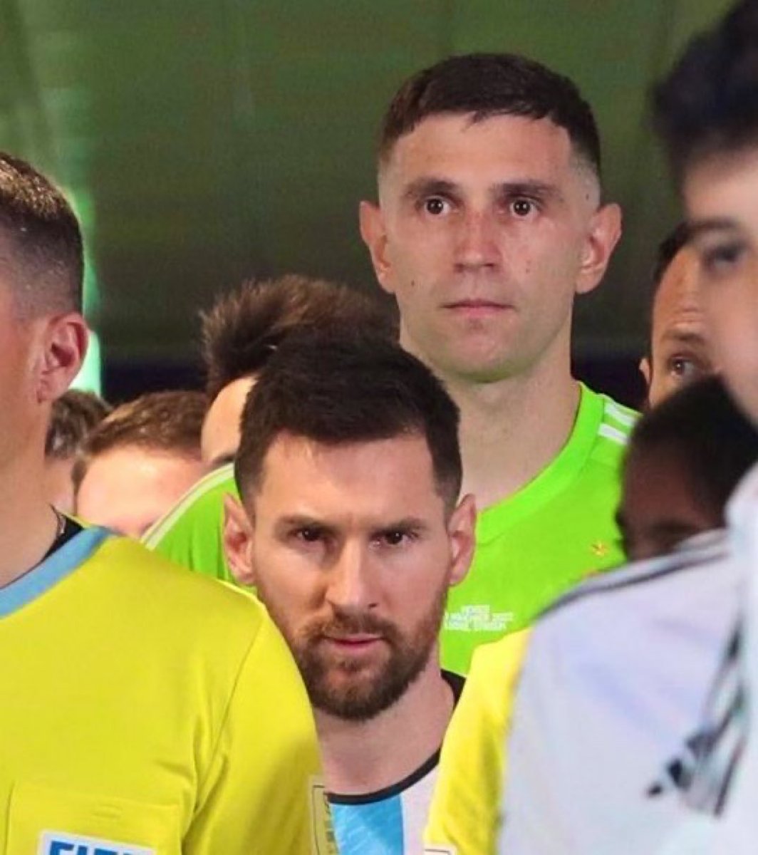 OutMessi_'s tweet photo. Se que oyes mis pensamientos muchacho... el dibu fue papá y no le pudo hace upa upa upa upa upa https://t.co/TENFaaNQ4G