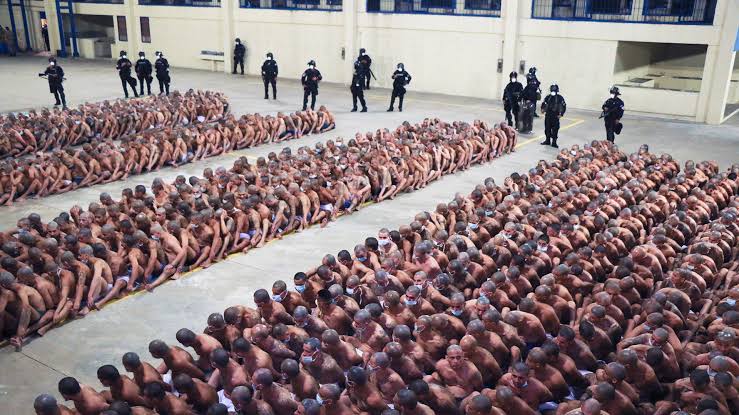 Euro_NoiaC9's tweet photo. #URGENTE El presidente del Salvador, @nayibbukele, anunció el despliegue de 10,000 soldados en un suburbio de San Salvador, que durante años ha sido considerado el bastión de las pandillas Mara Salvatrucha y Barrio 18. A la fecha han sido detenidos 50,000 pandilleros. https://t.co/CA6mpcm2Qh