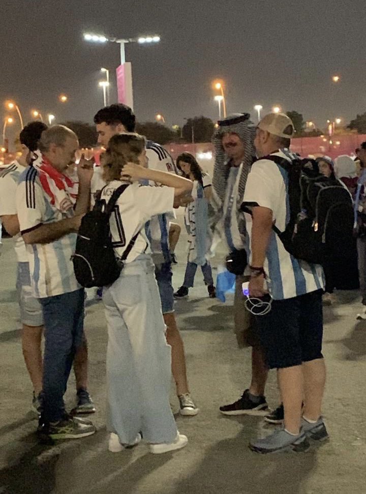 NictibioUrutau's tweet photo. Nunca olviden que mientras #Tartagal esta sin agua y sin luz quién fuera junto a su hermano 12 años Intendente de ese municipio de #Salta se pasea por Qatar disfrazado y pagando en dólares billete. Un verdadero hijo de p...
#OsoLeavy #FDT #SenadorNacional #Argentina https://t.co/WIVJGi2zKd