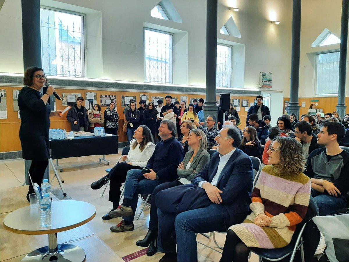 aspercamp's tweet photo. Amb un acte molt entranyable hem commemorant Dia Int.Discapacitat. @lord74bcn ha presentat el gran "Autisme.Una immersió ràpida" i ha quedat inaugurada l'expo Resse_TEjA dels nostres joves. Gcs al munt d'assistents que ens heu acompanyat, @reus_cat, @FornSistare i Bibl.C.X.Amorós https://t.co/PWrhzFh68P