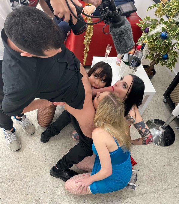 JOHN PRICE - 1 pic. Gettin ready for Christmas with @jessyjeyinterna @GiadaSuicide @rebelrhyderxxx 🎄 https://t.co/Mch5b3yOwN