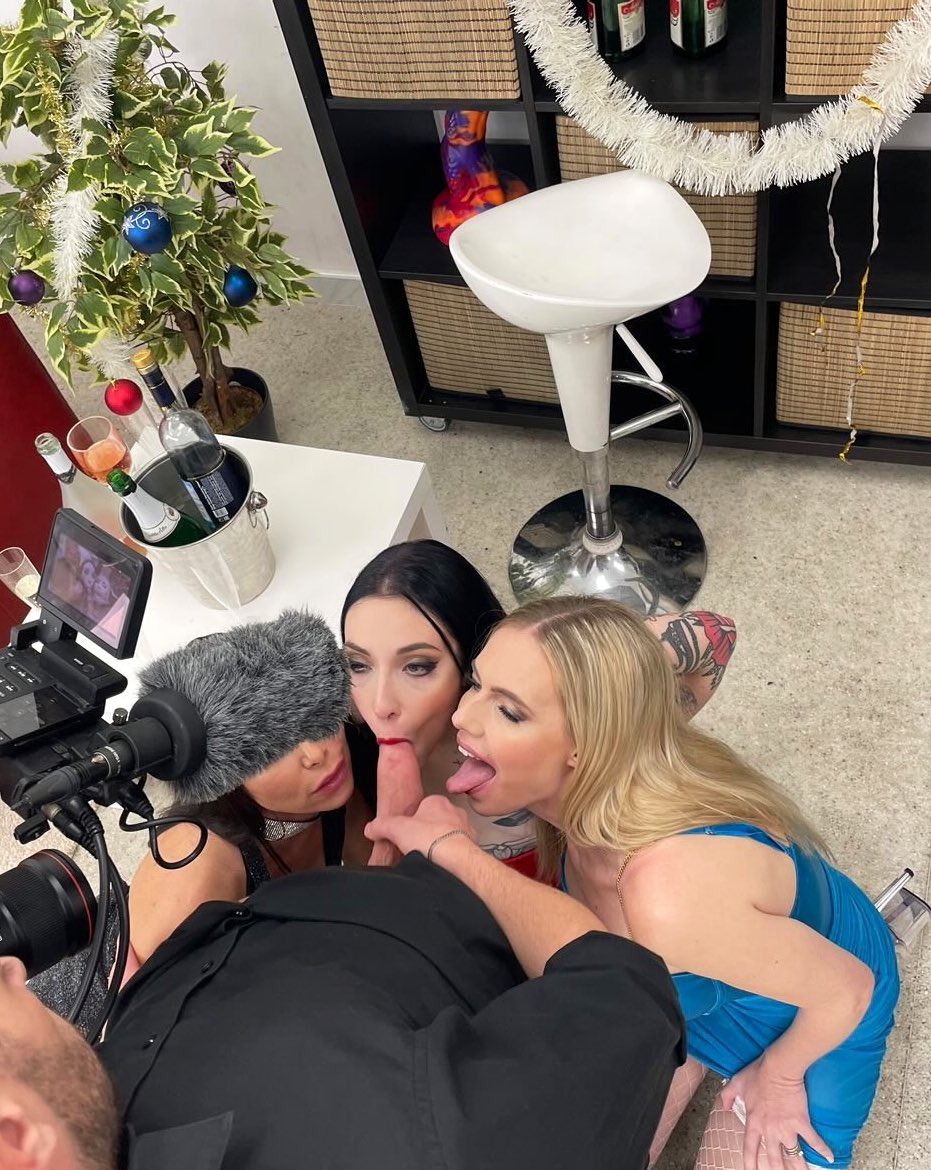 3 pic. Gettin ready for Christmas with @jessyjeyinterna @GiadaSuicide @rebelrhyderxxx 🎄 https://t.co/Mch5b3yOwN