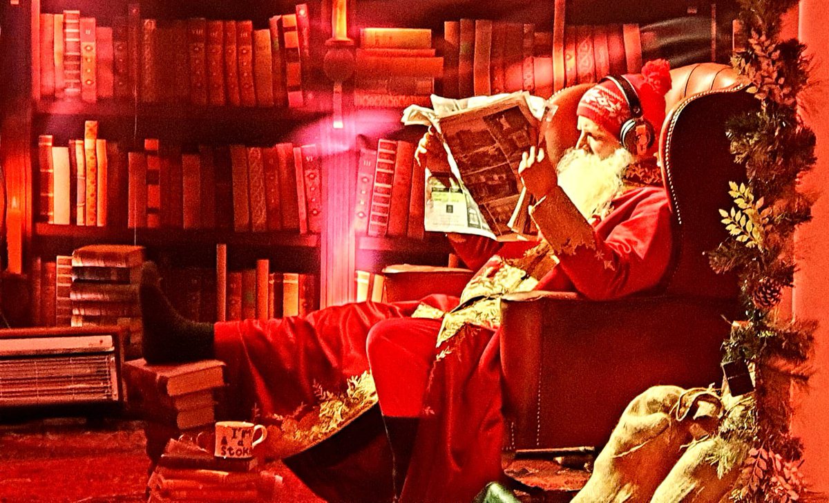 We are having a busy week Chasing Christmas with <a href="/appetitestoke/">Appetite</a> and friends, including <a href="/Middleport_ST6/">Middleport Matters Community Trust</a> @TheFabularium and <a href="/Acrojou/">Acrojou</a> #ChasingChristmas #Middleport 📸 Luke Walker