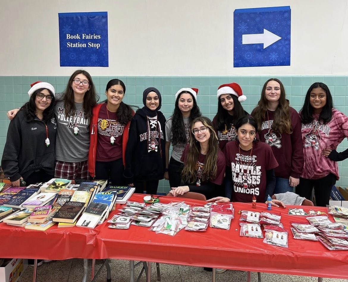 bmchsd's tweet photo. So many students, staff and clubs collaborated for another successful Bellmore Kiwanis Polar Express event this morning. #ovom https://t.co/oSSf3QPWhX