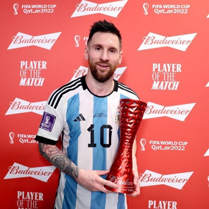 andrepandelot's tweet photo. Pela 8ª vez, Lionel Messi é eleito o melhor jogador em campo em um jogo de Copa do Mundo!

Segue sendo o maior vencedor da história do prêmio - agora, sozinho no topo. https://t.co/2bQ9F3T6ln