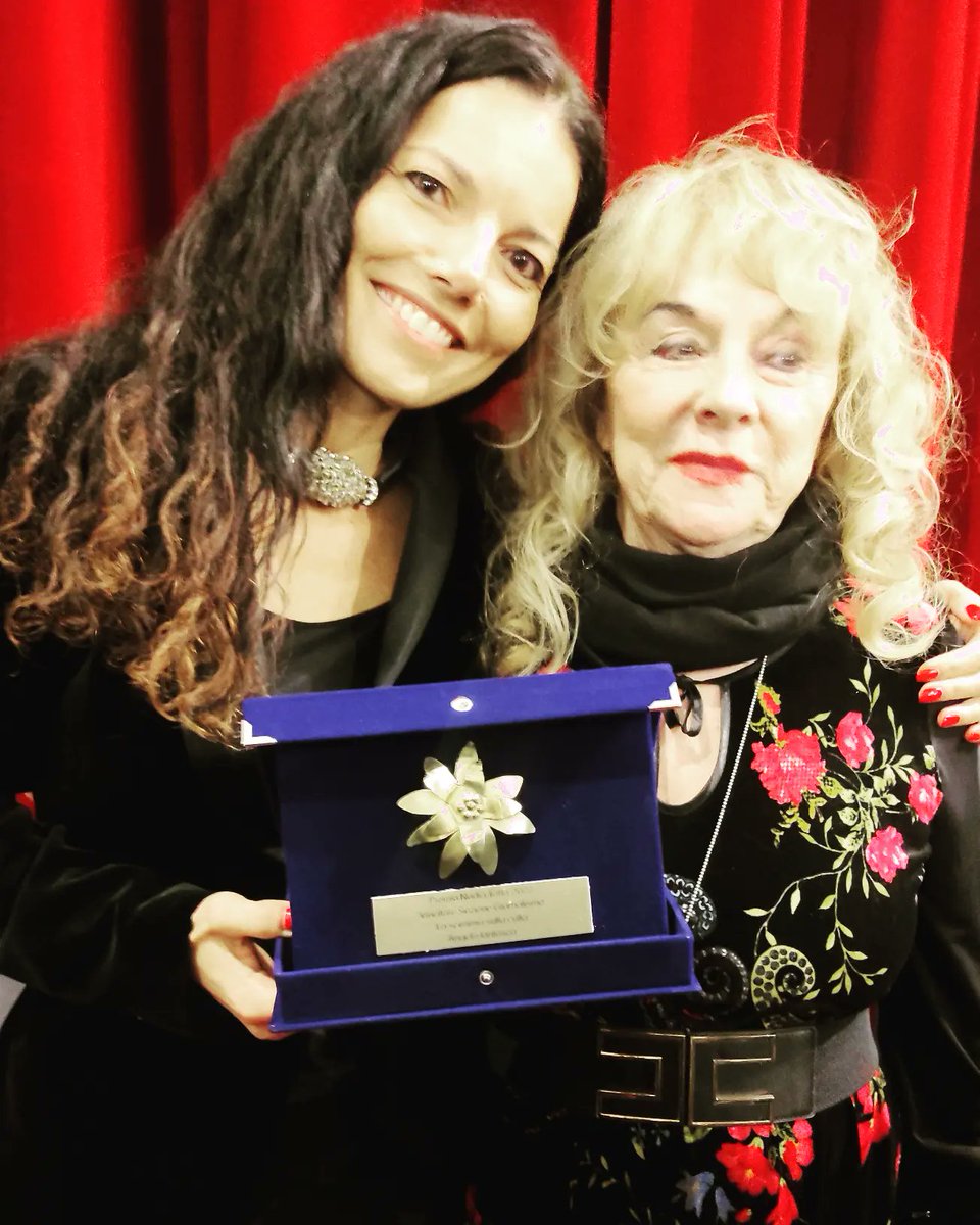 AngelaIantosca's tweet photo. Oggi ho vinto il Premio Nadia Toffa 2022 per La scimmia sulla culla (edito dalle @paoline_it

Lei è la mamma di Nadia... 

Grazie!!! 

#nadiatoffa #toffa https://t.co/9bFkM6Mxyu